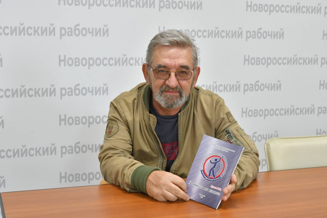 Новороссийский тренер написал первую в стране книгу о том, как учить метать нож