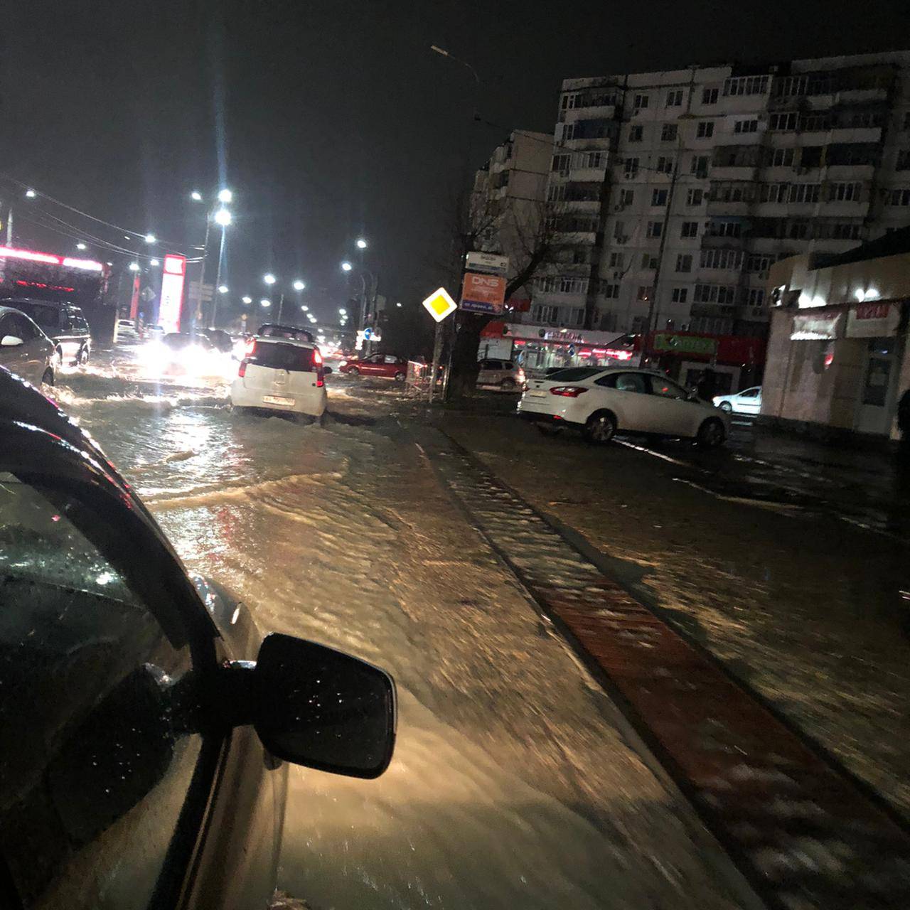 Новороссийск опять борется с потопом. Развернуты эвакопункты