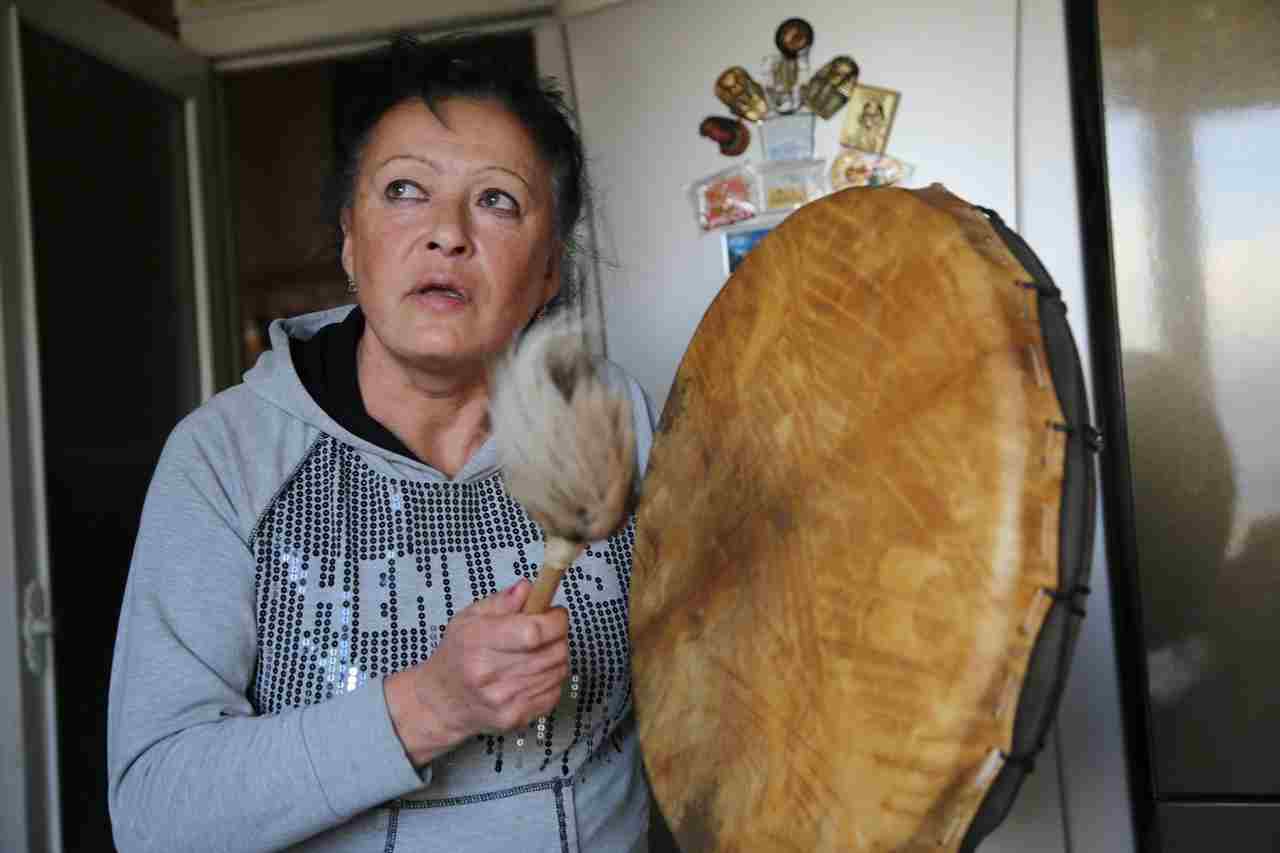 Шаманский бубен помогает пенсионерке общаться с духами и наводить порядок на дольменах под Новороссийском