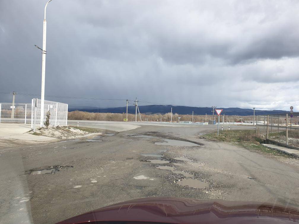 В Новороссийске залатали несколько дорог. Где ямы заделать не получится?