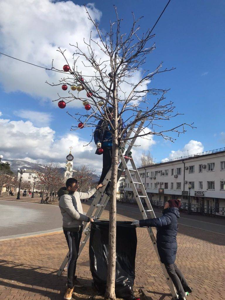 В Геленджике уличные новогодние украшения решили оставить до следующего  Нового года | 31.01.2022 | Новороссийск - БезФормата