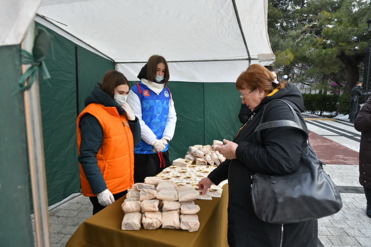 Новороссийцы пробуют «блокадный хлеб» и вспоминают подвиг ленинградцев