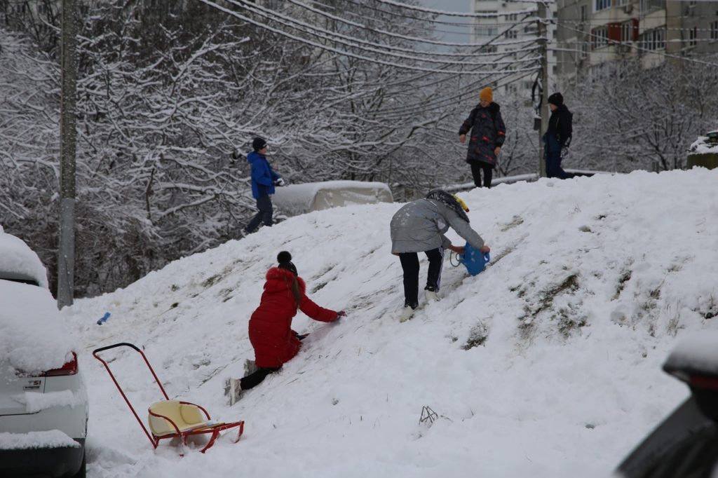 В крае выпал снег. Наступила зима выпало много снега. Снег в Новороссийске 2021. Город завалило снегом. Снег в Новороссийске.