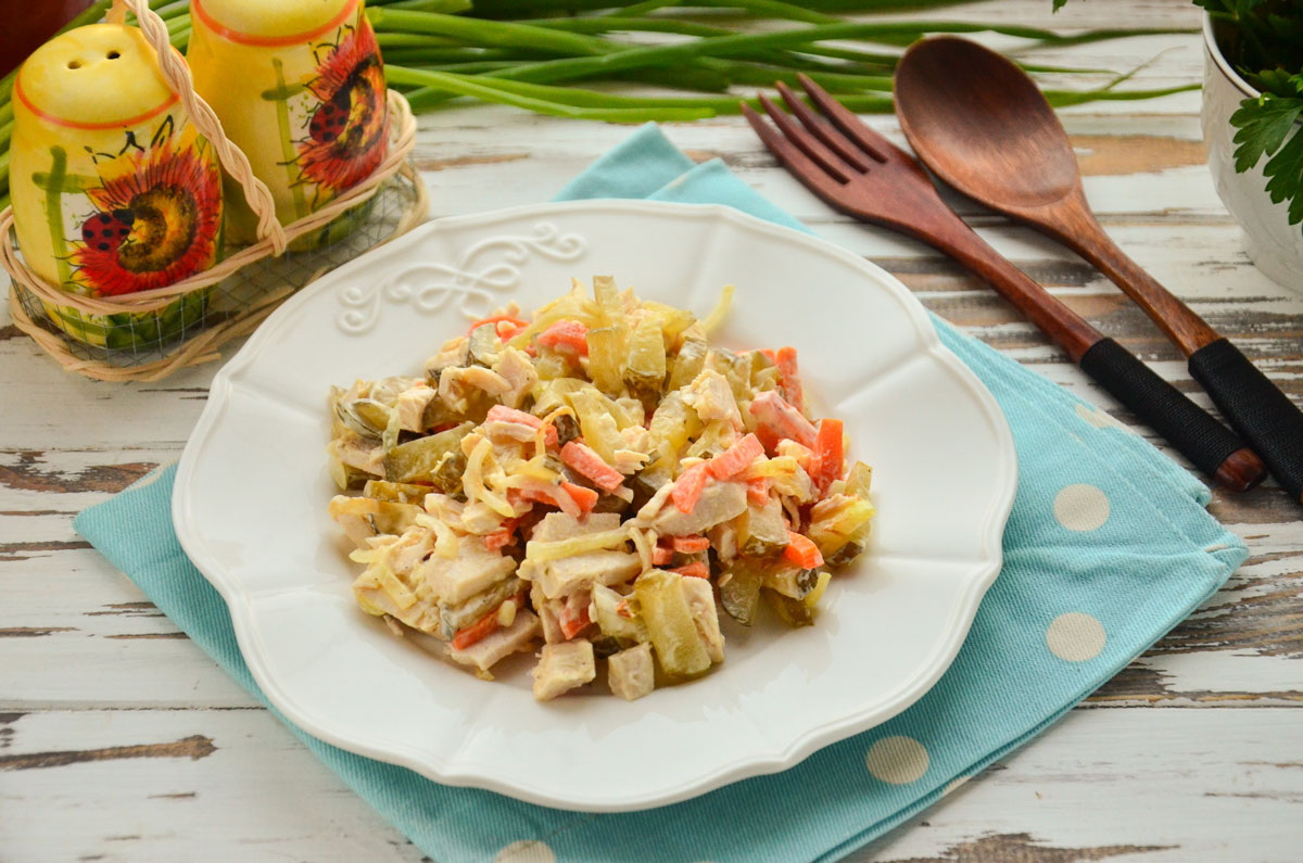 Еще один простой, вкусный и сытный салат «Обжорка» с курицей
