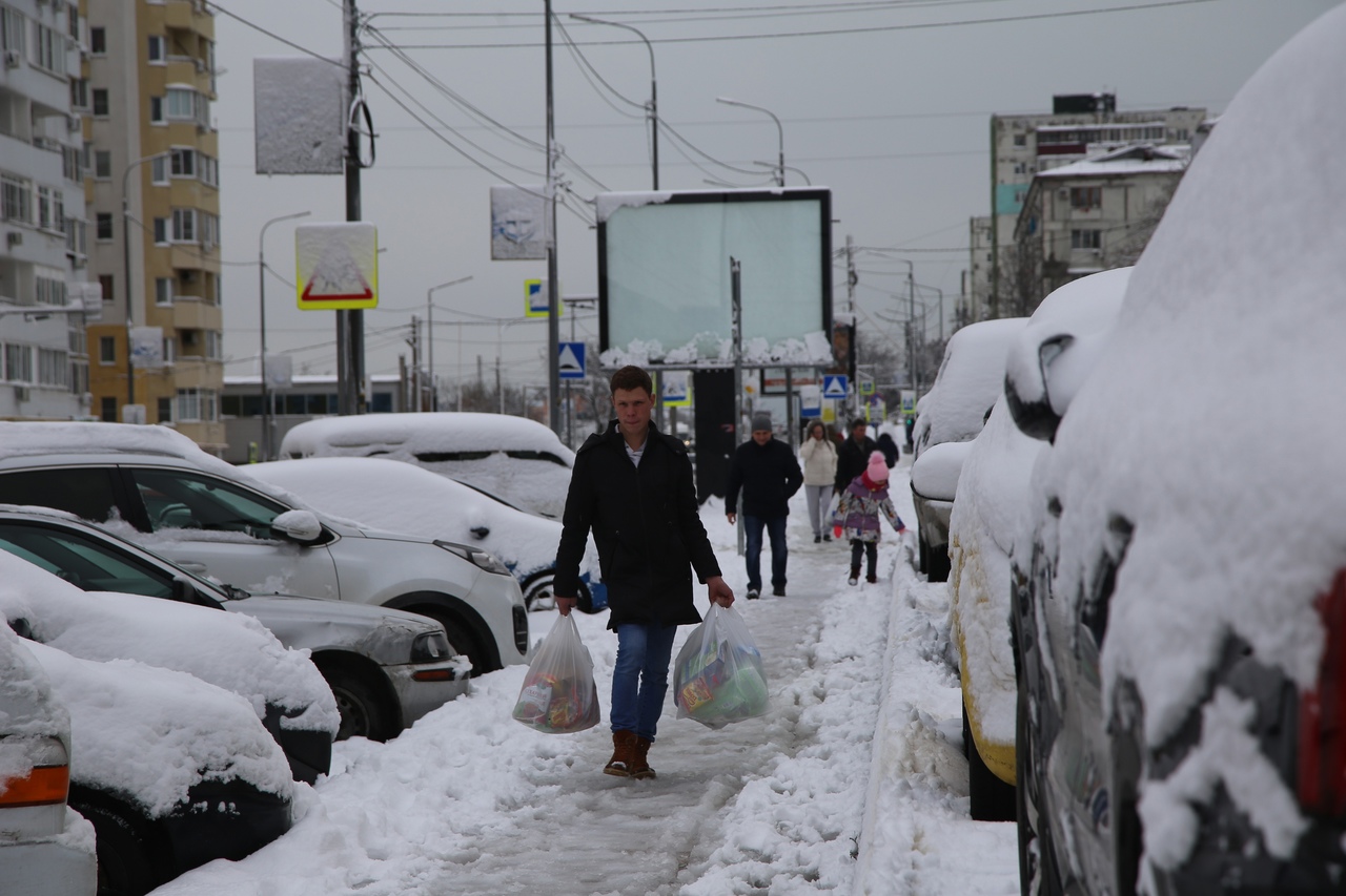 В Новороссийске снегопад не прекращается, ситуация на дорогах и тротуарах – непростая