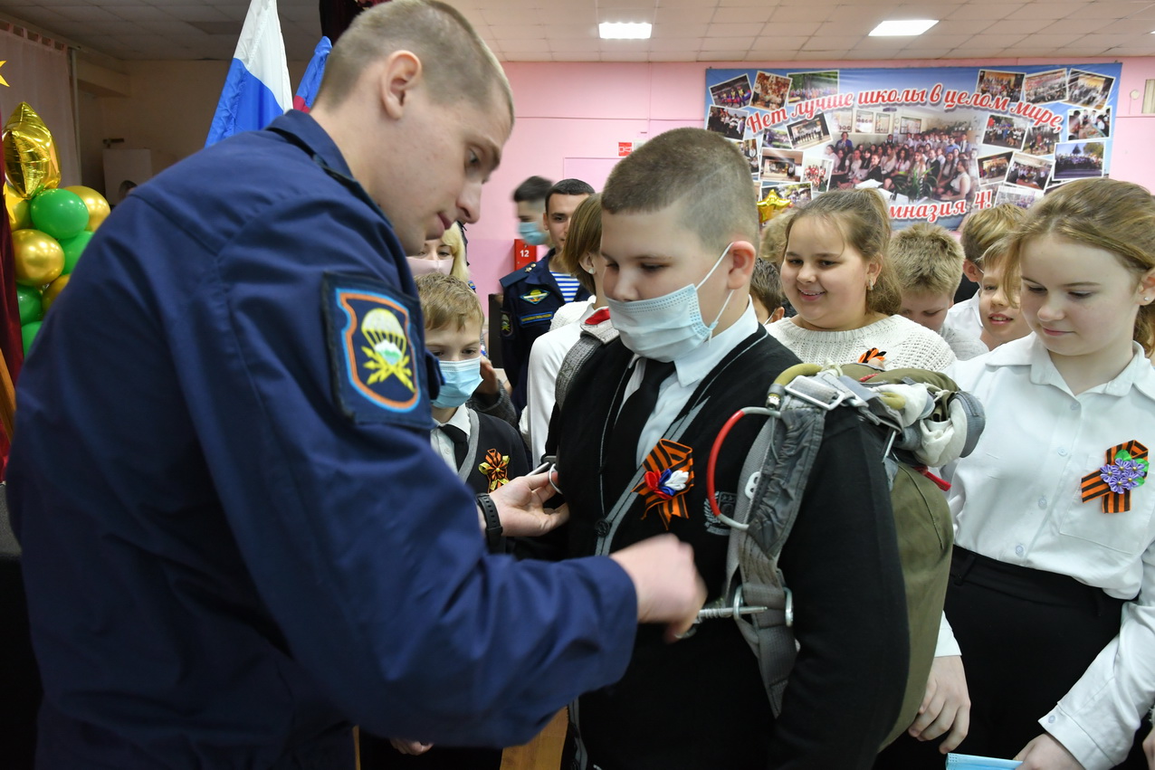 Новороссийским школьникам показали, что в сухпайке у десантников