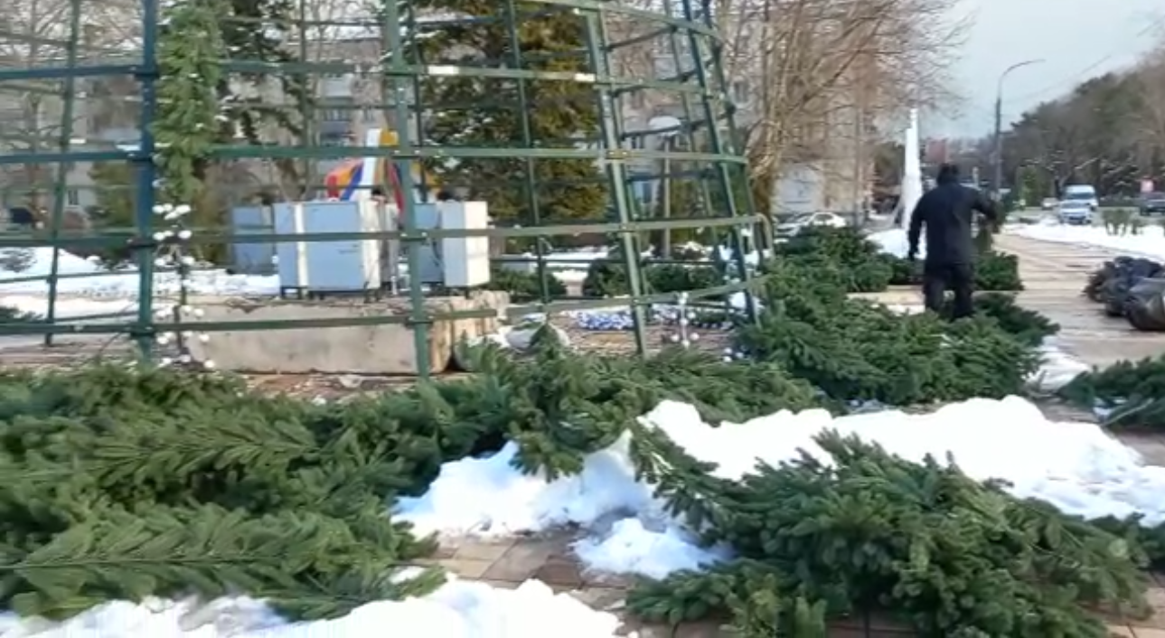 В Новороссийске разбирают главную новогоднюю елку. До встречи в 2023!