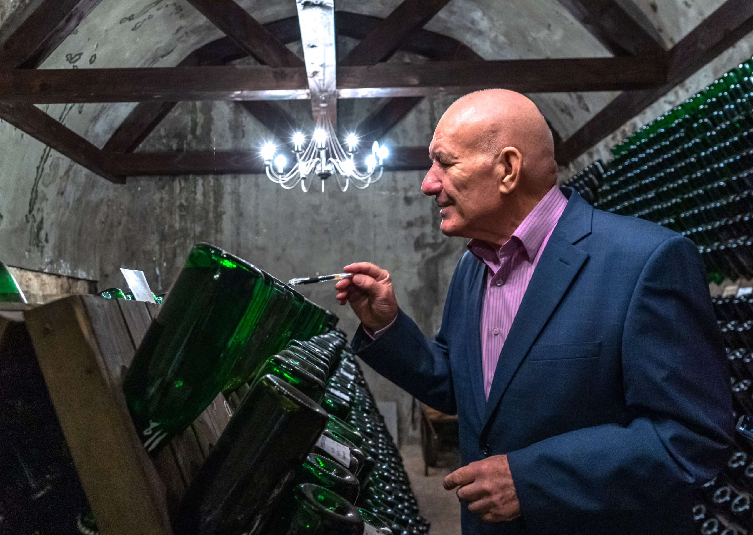 Главный хранитель винотеки «Абрау-Дюрсо» об эксклюзивах, миллезимах и тайнах 100-бального шампанского