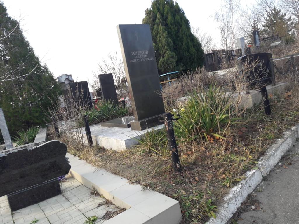 В Новороссийске вандалы варварски разграбили могилу легендарного Андрея Зубкова