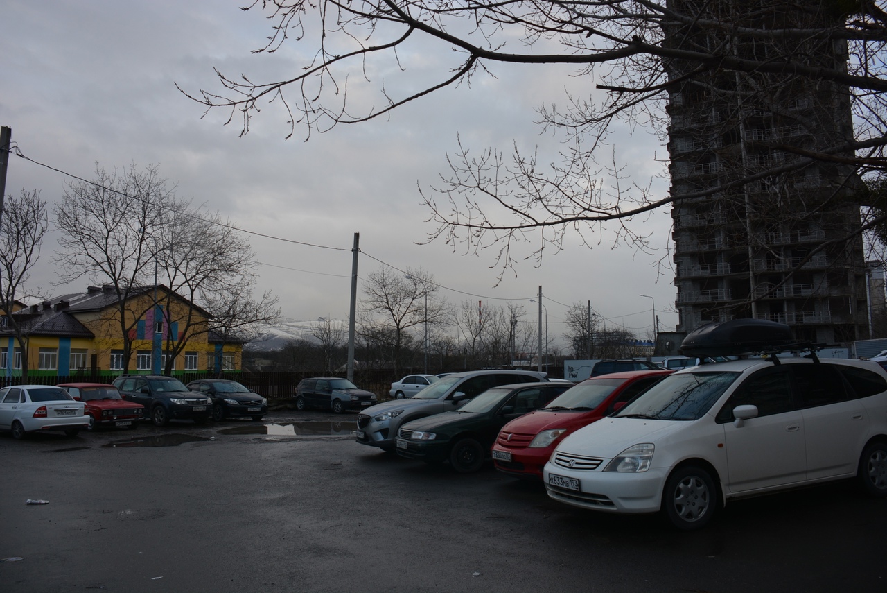 Новороссийские водители «отбили» парковку у поликлиники от личного транспорта работников СРЗ