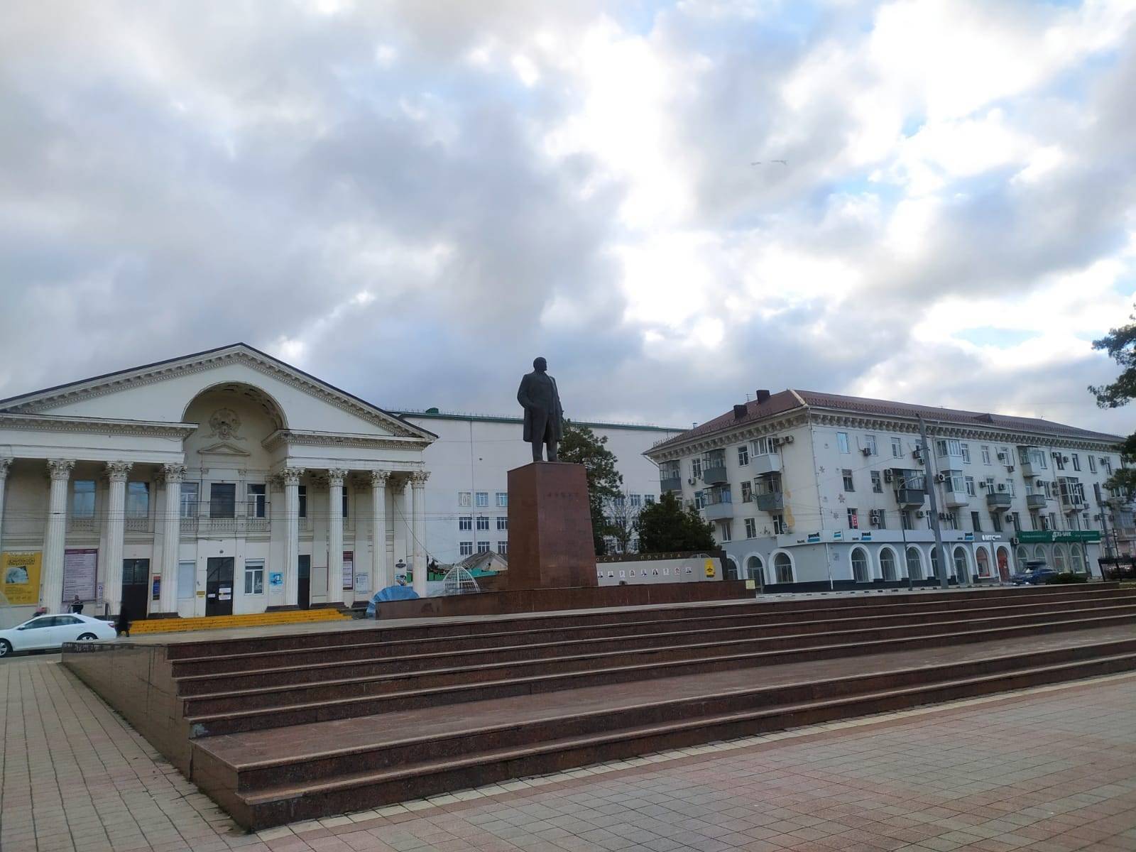 40 лет назад памятник Ленину в центре Новороссийска подняли над землей
