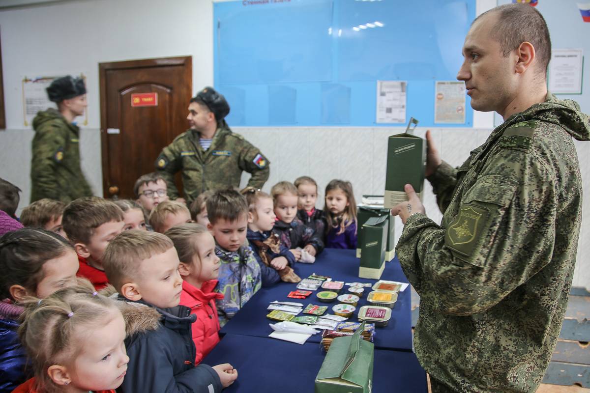 Новороссийские детсадовцы согласились поменять свою манную кашу на сухпаёк десантников