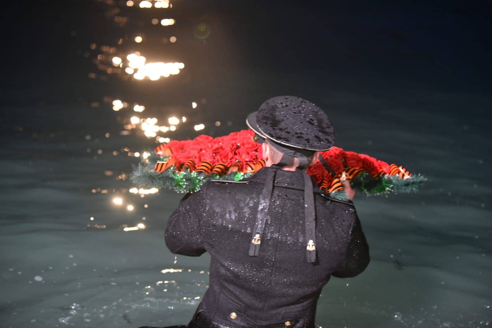 В Новороссийске опустили в море бескозырку в память о малоземельском десанте 1943 года (фото и видео)