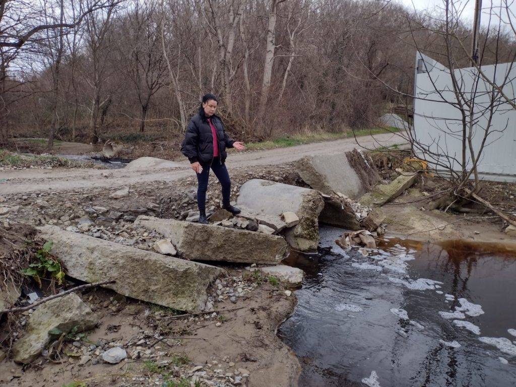 В Новороссийске, чтобы попасть к садовым участкам, люди переходят речку  вброд – Новости Новороссийска