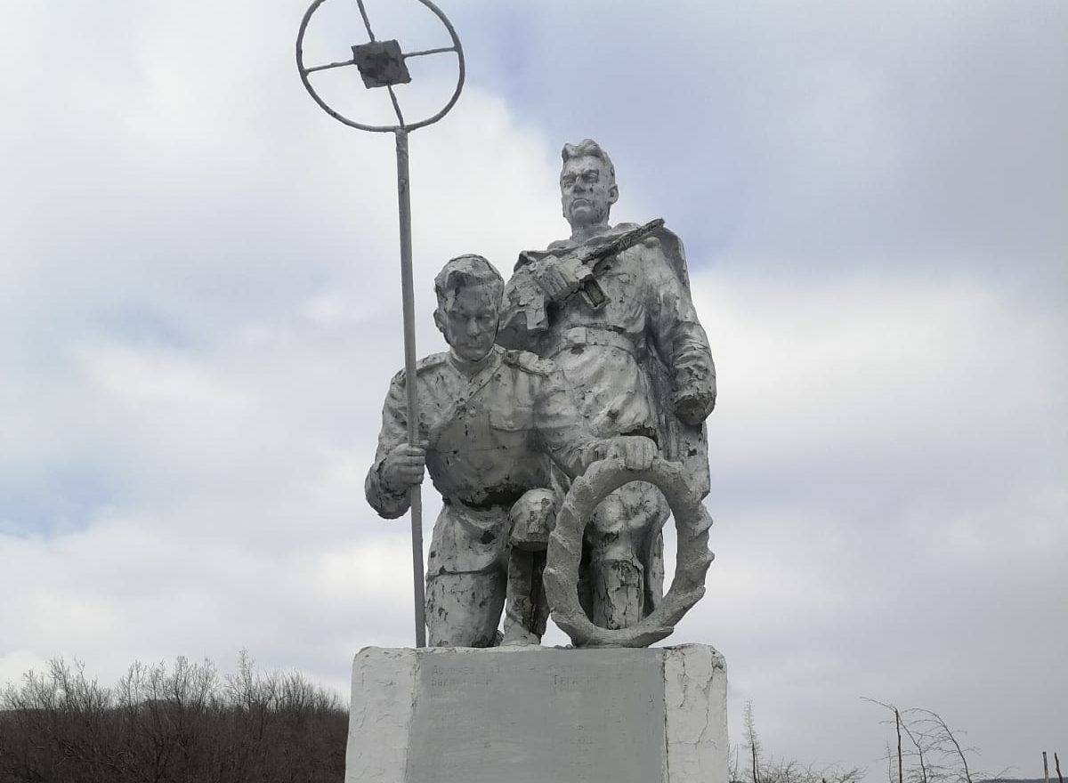 На территории новороссийского цемзавода рассыпается «Сарайчик» — легендарный военный памятник