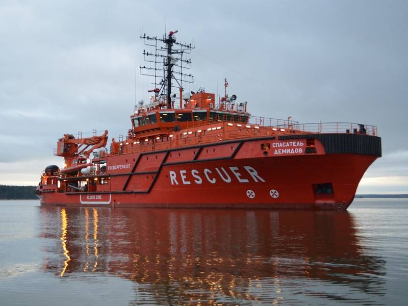 Новороссийское спасательное судно буксирует российский сухогруз, подавший сигнал SOS