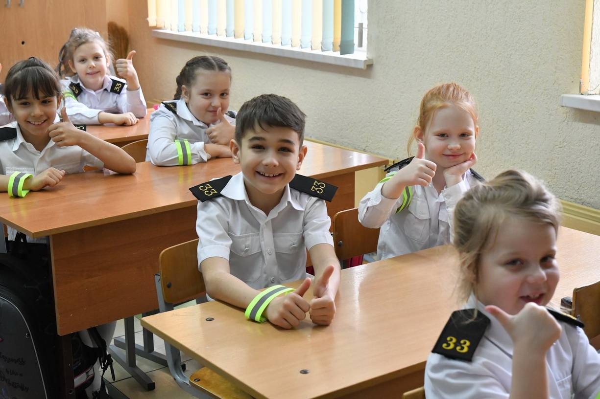 В Новороссийске школьникам подарили повязки-светлячки