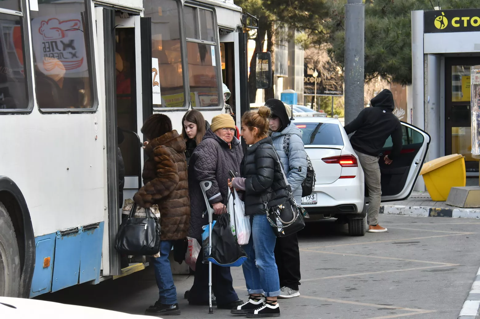 В Новороссийске остановки превратили в парковки. Как бороться с этим  явлением? – Новости Новороссийска