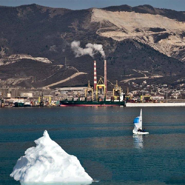 У набережной Новороссийска появился… айсберг