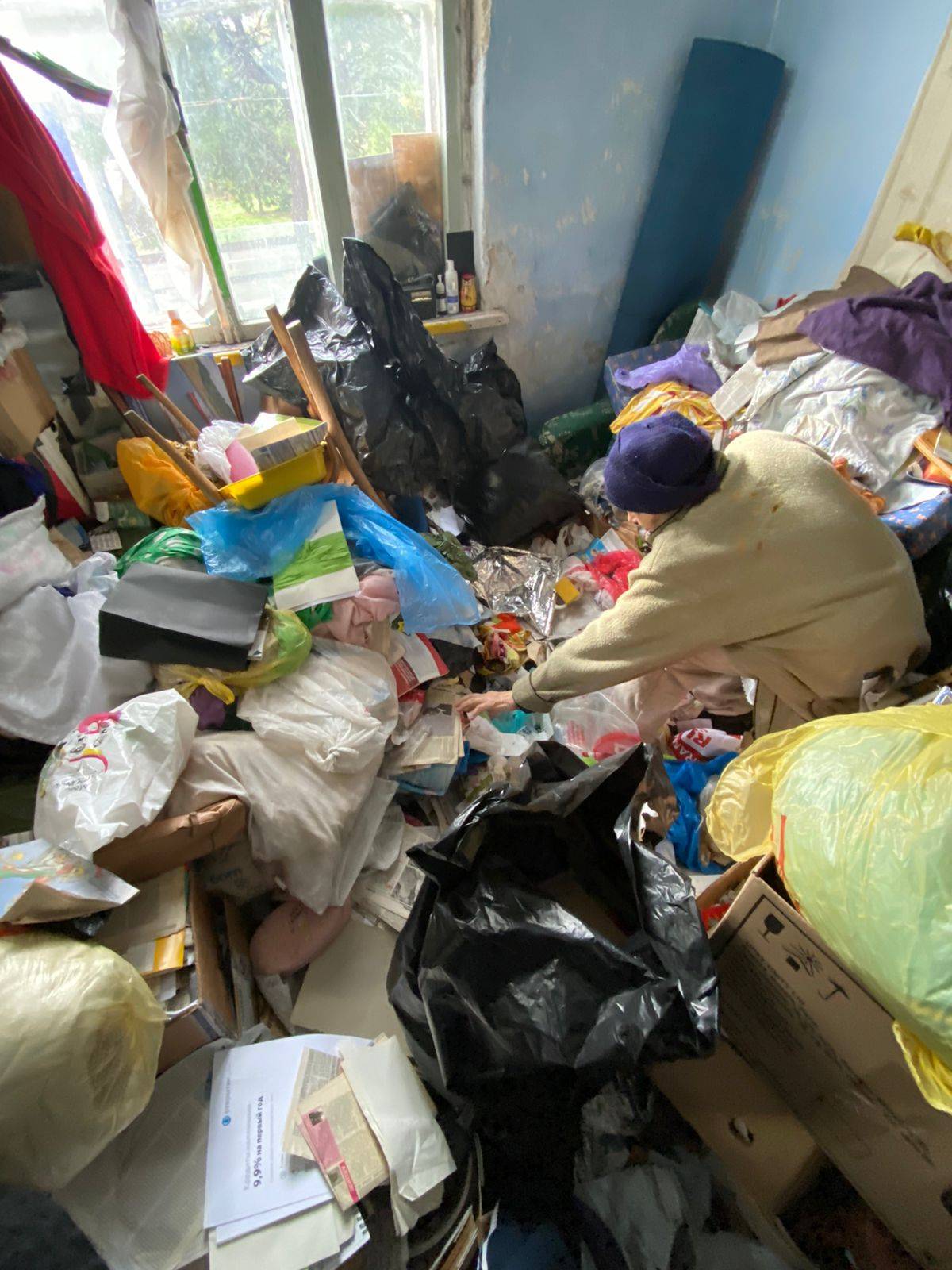Из квартиры одинокой жительницы Новороссийска вывезли полный прицеп мусора
