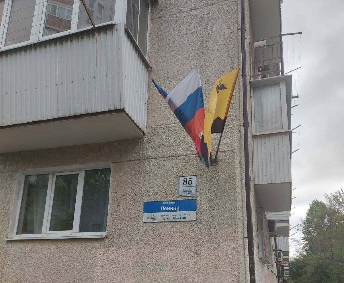 Новороссийцы вывешивают на своих домах флаги Победы
