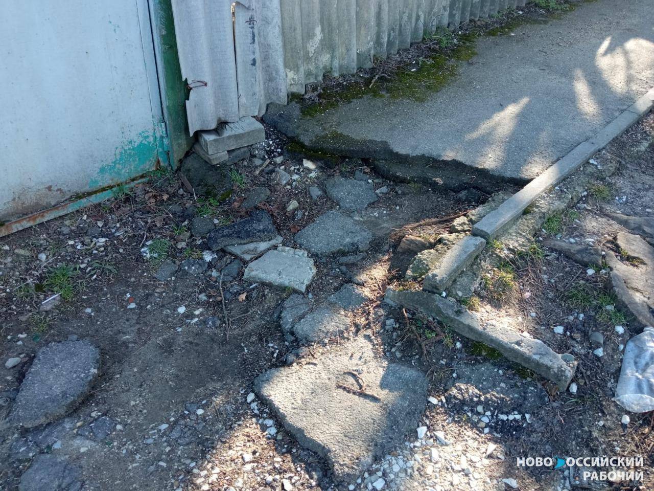 В Новороссийске тротуар не доделали и бросили, а люди рискуют получить травму