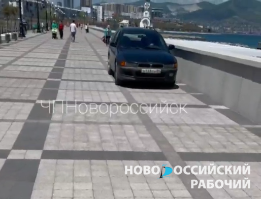 В Новороссийске иномарки ездят по пешеходной набережной (видео)