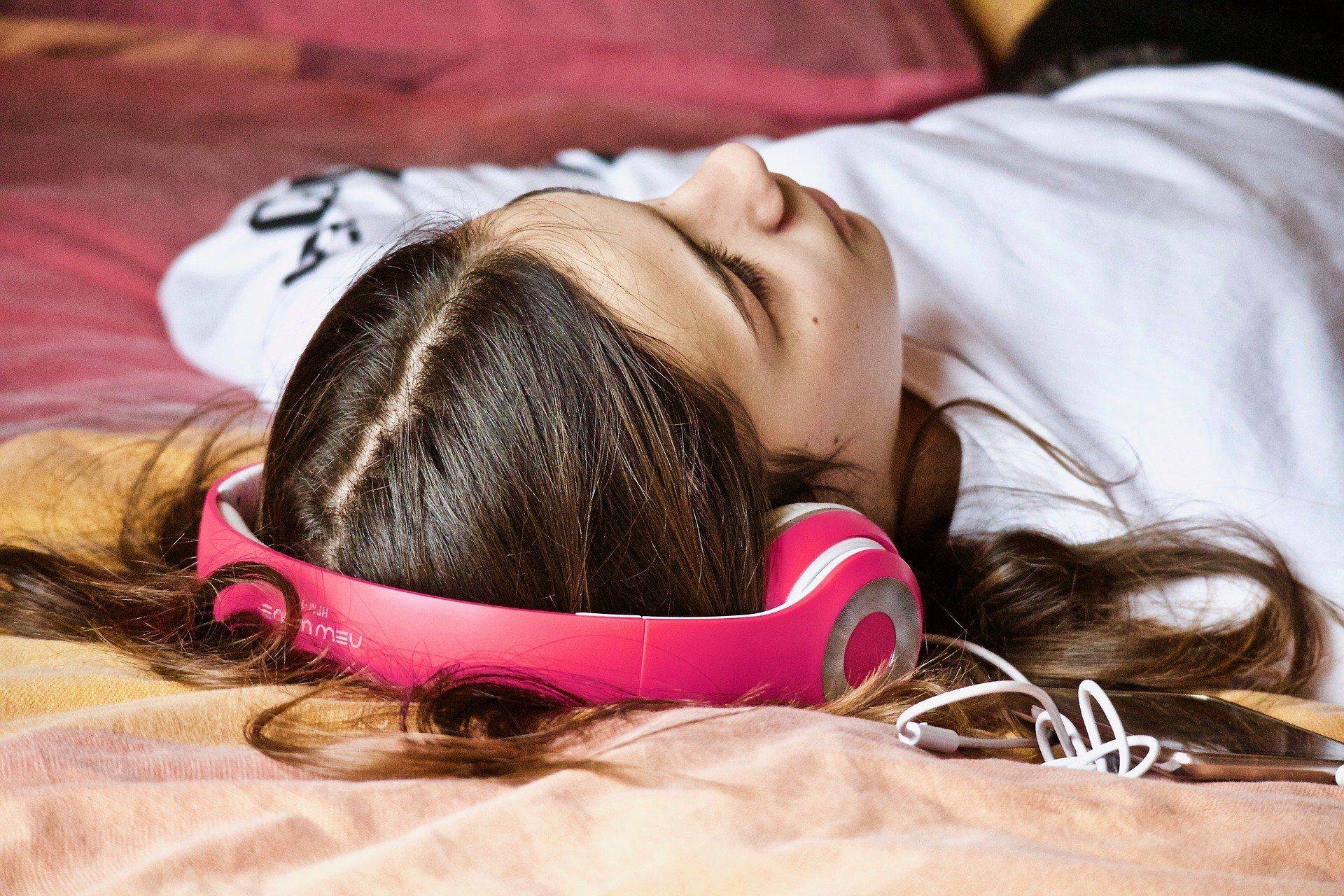 Музыка перед сном делает спокойнее и умнее
