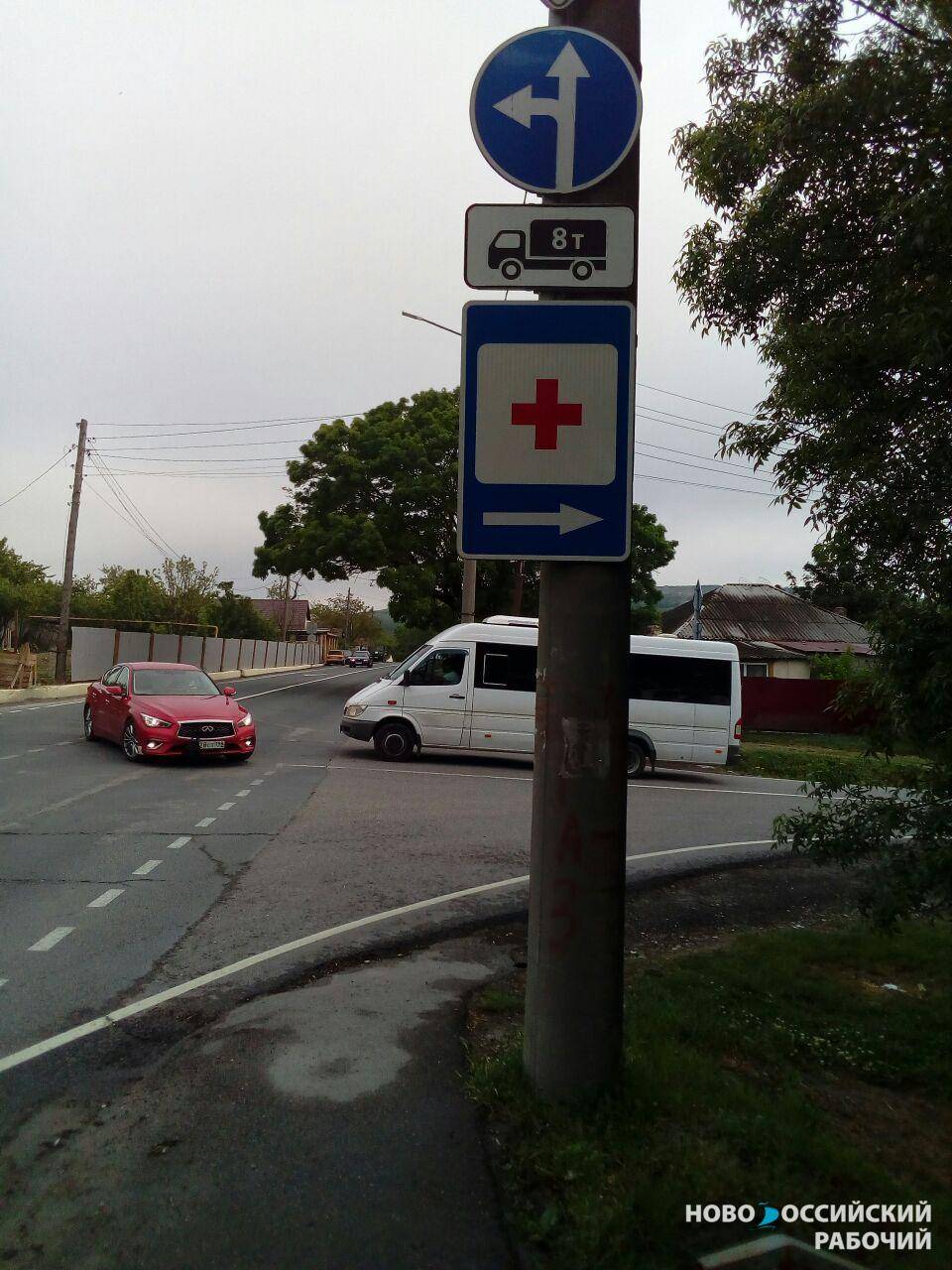 Под Новороссийском знак на дороге ведёт к больнице, которую уже давно снесли