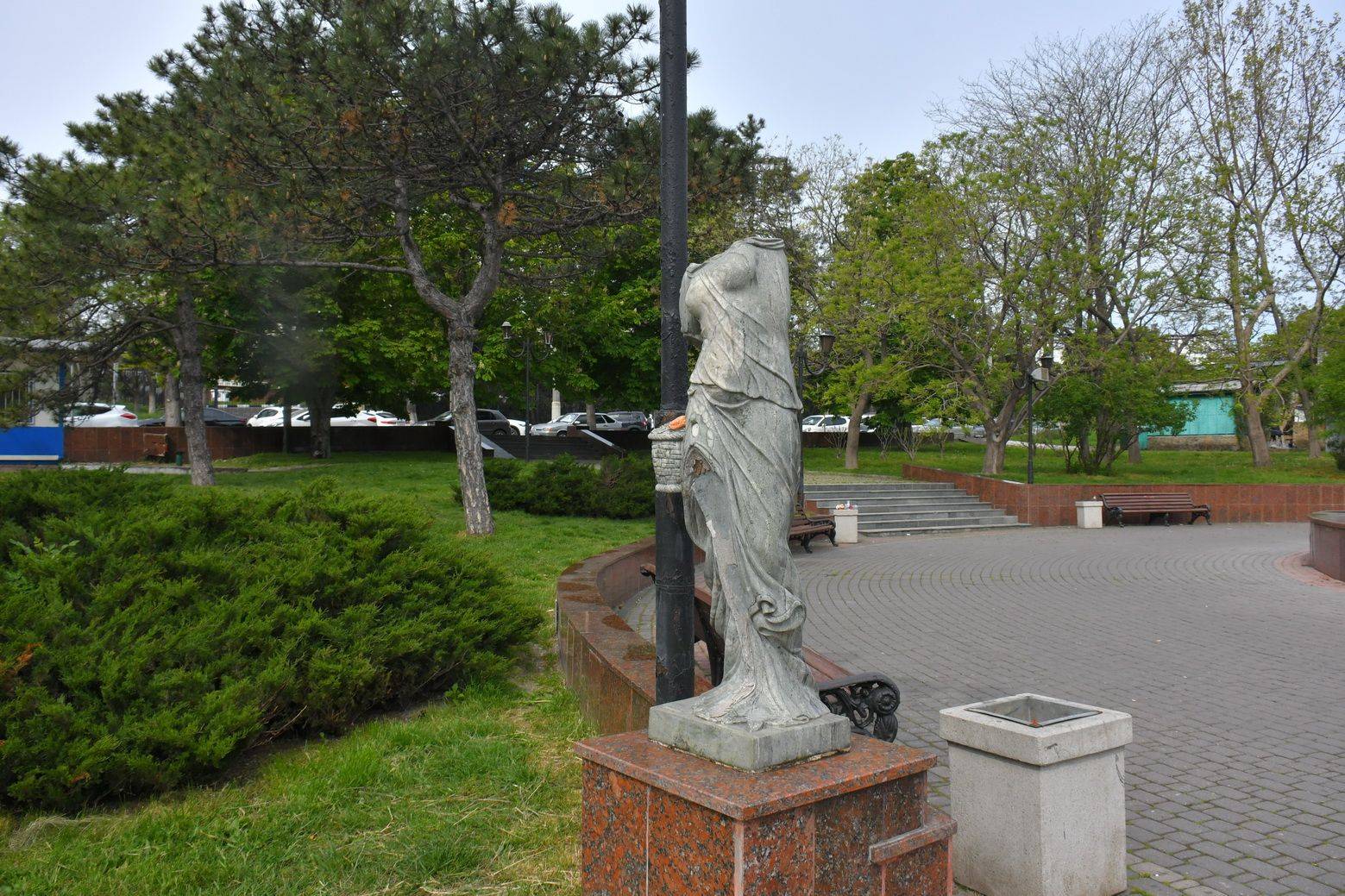 В Новороссийске выясняют, как статуя в центре города лишилась головы, рук и ноги