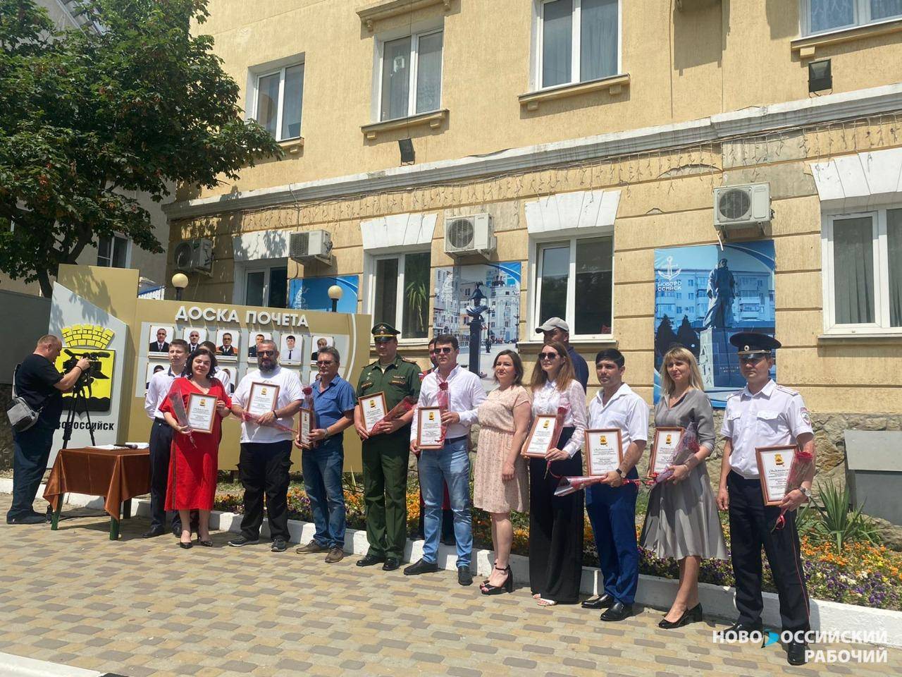 В центре Новороссийска обновили Доску Почета | 14.06.2022 | Новороссийск -  БезФормата