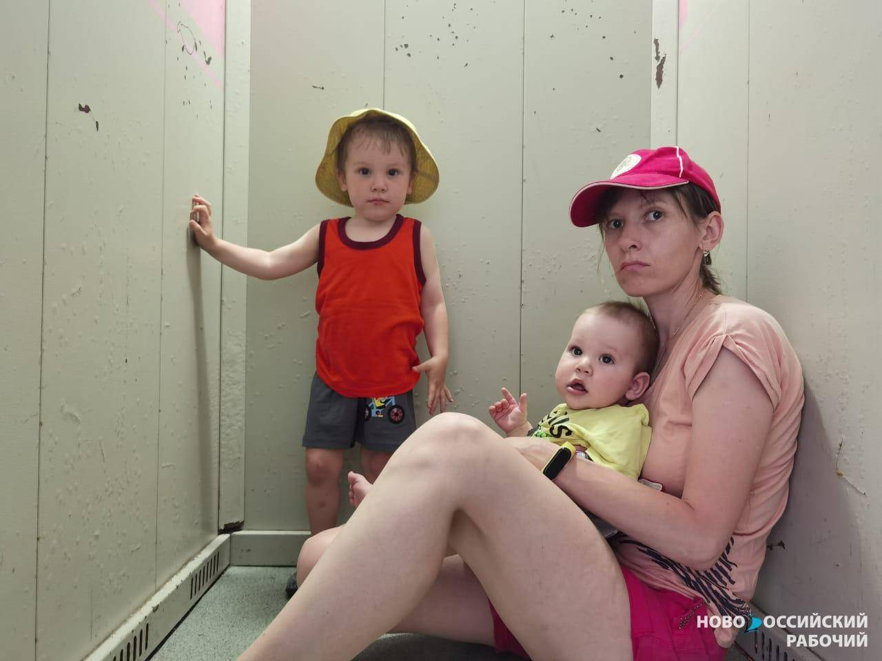 Новороссийцы застревают в новых лифтах. Виноваты скачки напряжения?