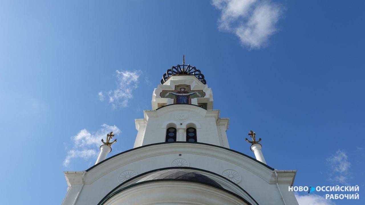 В освященный Патриархом Московским и Всея Руси новороссийский храм спешат прихожане (видео)