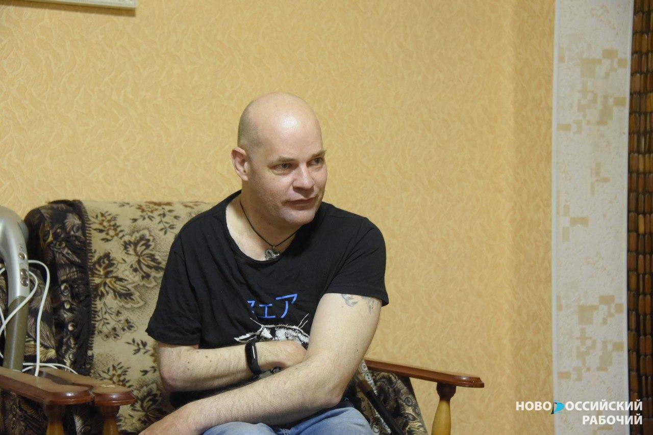 В Новороссийске художник-самоучка, который выжигает иконы, хочет продавать свои работы, чтобы были деньги на лечение