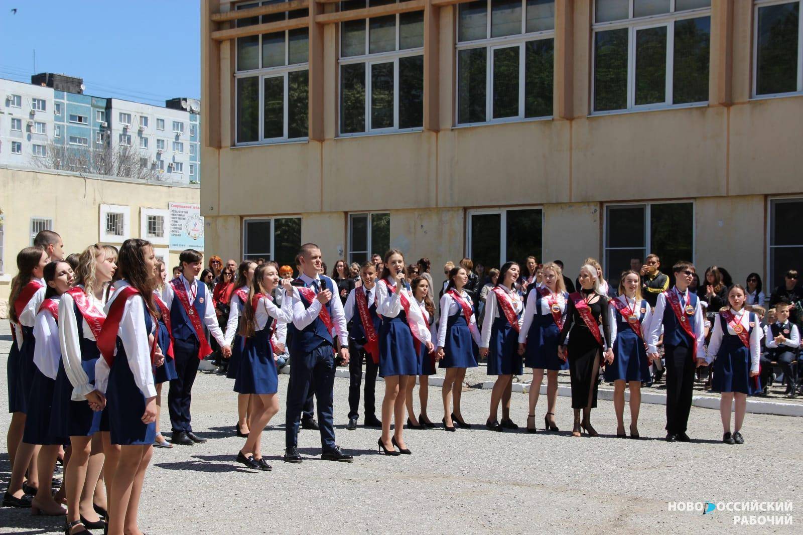 Новороссийские выпускники издали книгу о самих себе про школьные годы чудесные