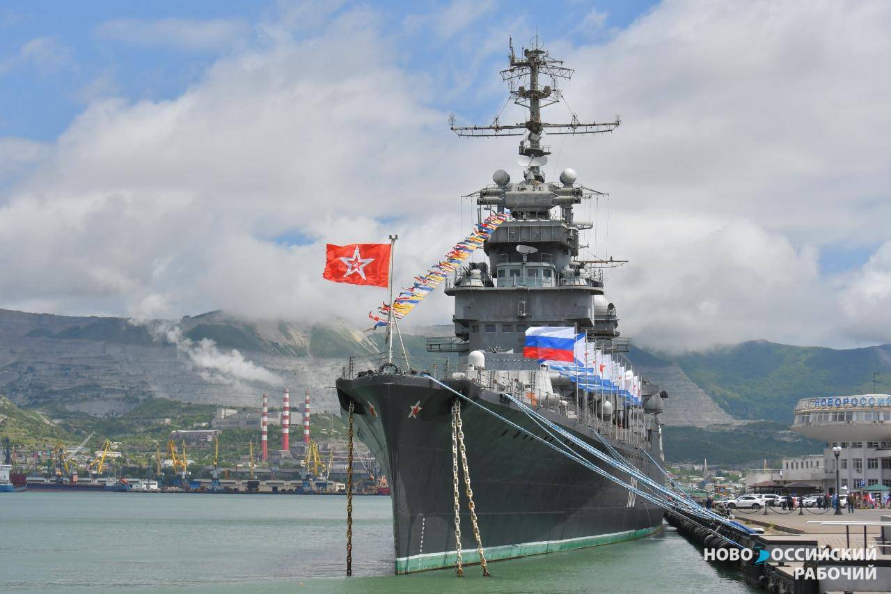 В Новороссийске легендарный крейсер готов к празднику дня ВМФ
