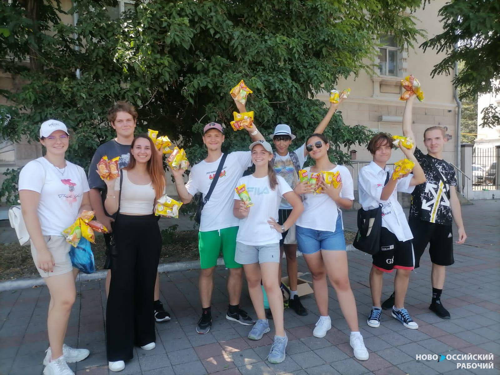 Сегодня в Новороссийске на праздновании Дня ВМФ дети получили в подарок мороженое