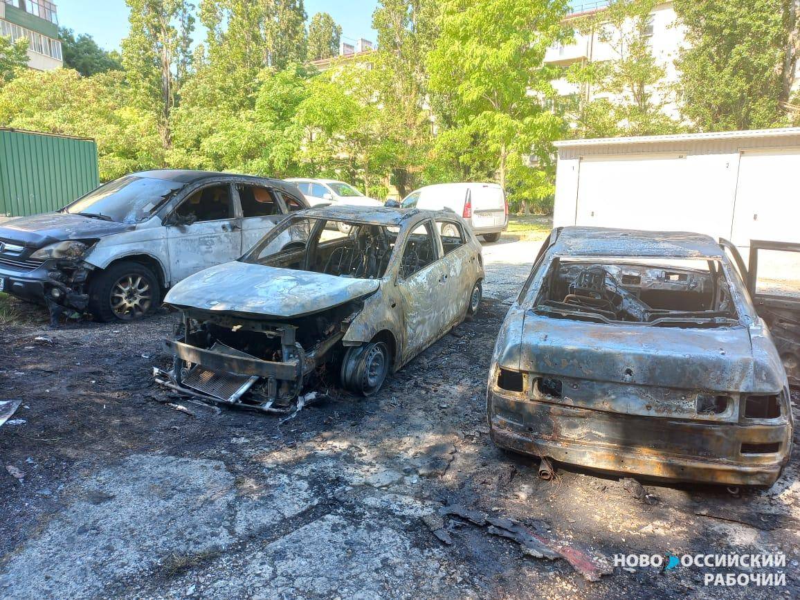 Жуткая ночь. Во дворе Новороссийска сгорело пять машин (видео)