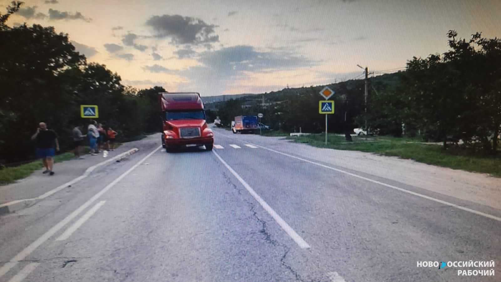 В Новороссийске на пешеходном переходе грузовик сбил ребенка