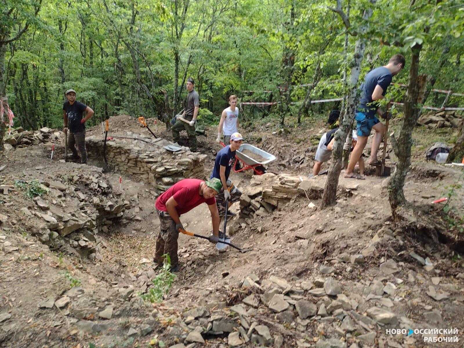 В Абрау-Дюрсо под Новороссийском археологи раскопали античную башню