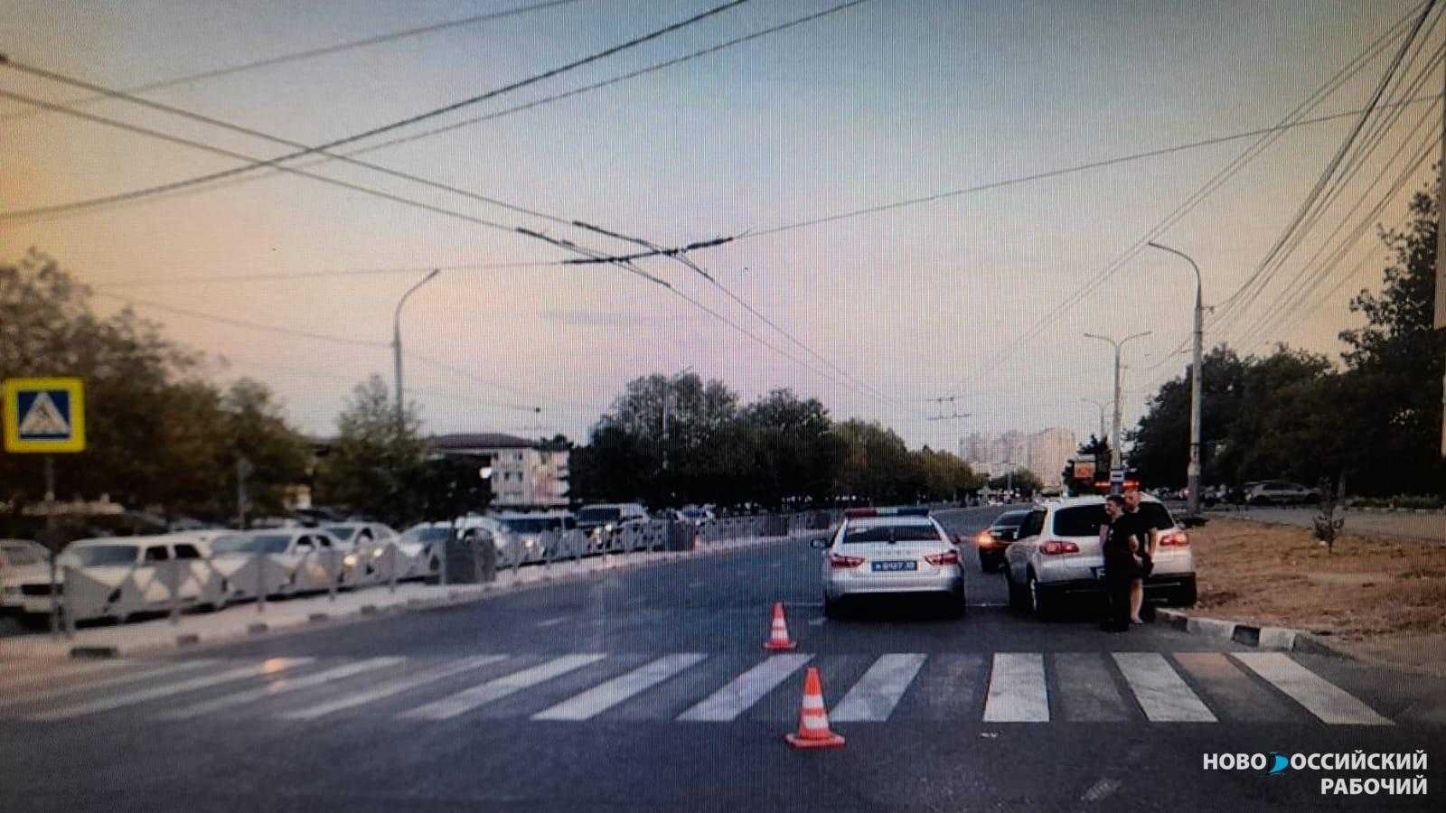В Новороссийске водитель сбил девушку на пешеходном тротуаре