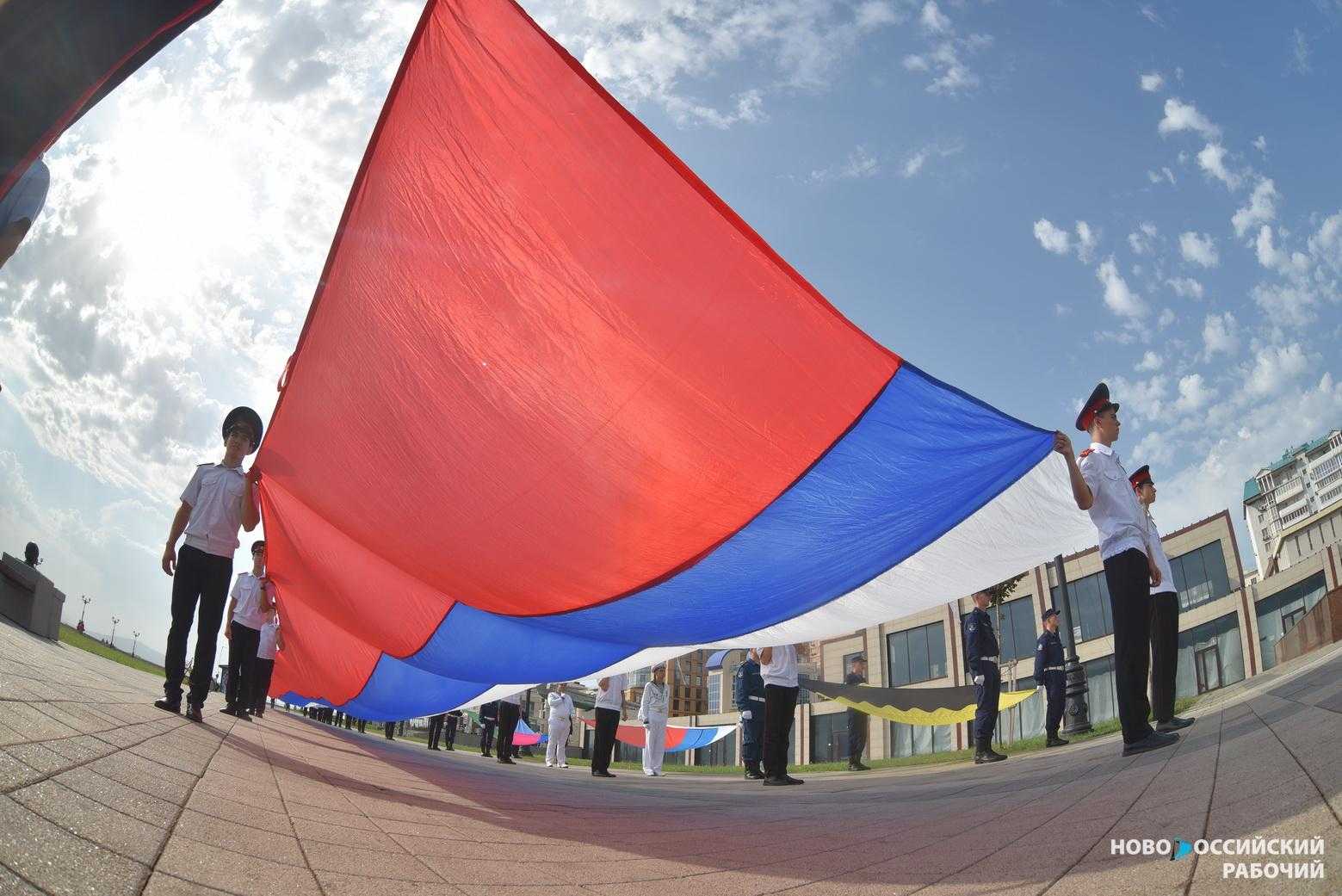 К Дню России в Новороссийске вывесят более 1000 флагов. Сколько это стоит?