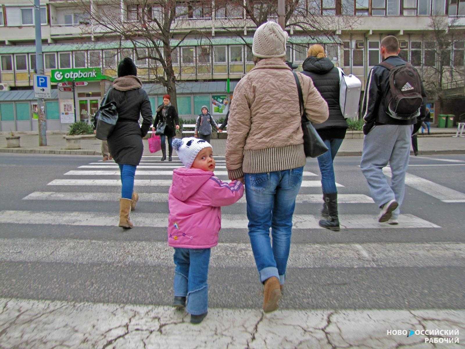 В Новороссийске прошла акция — дети попросили водителей видеть и слышать их на дороге