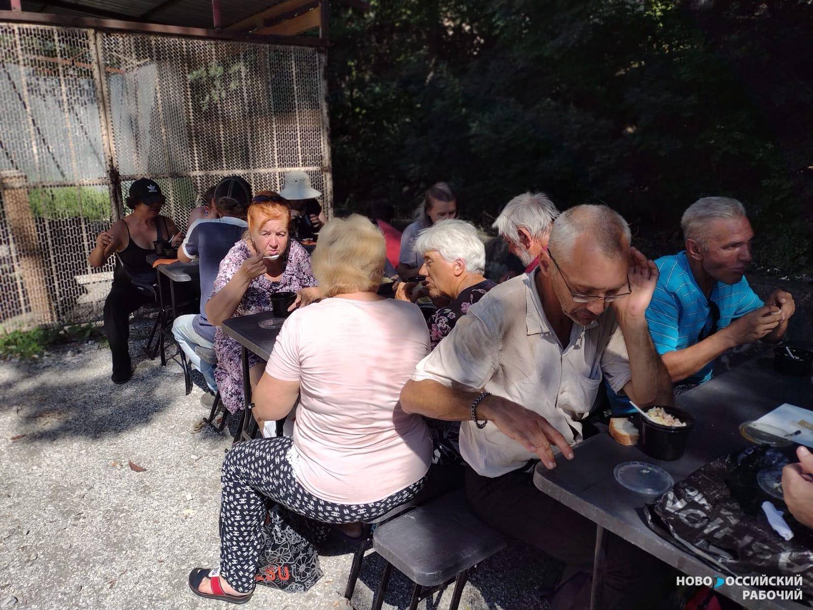 Беженцы из ЛНР, ДНР и Украины получают бесплатное питание на улицах Новороссийска