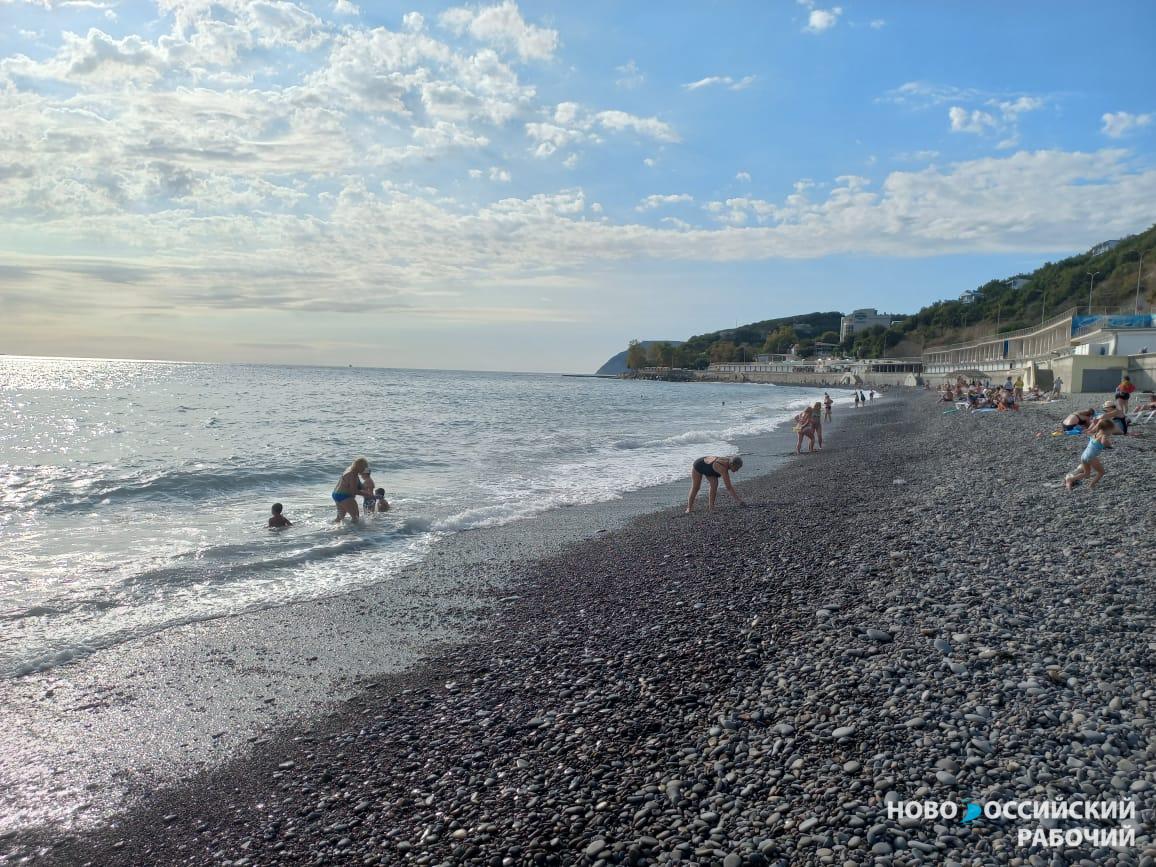 На пляжах в Новороссийске исчезают раздевалки и буйки. Лето кончилось?