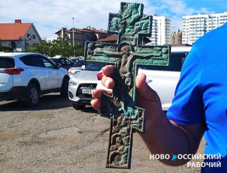 На субботнике у Суджукской лагуны Новороссийска нашли православный крест 19 века