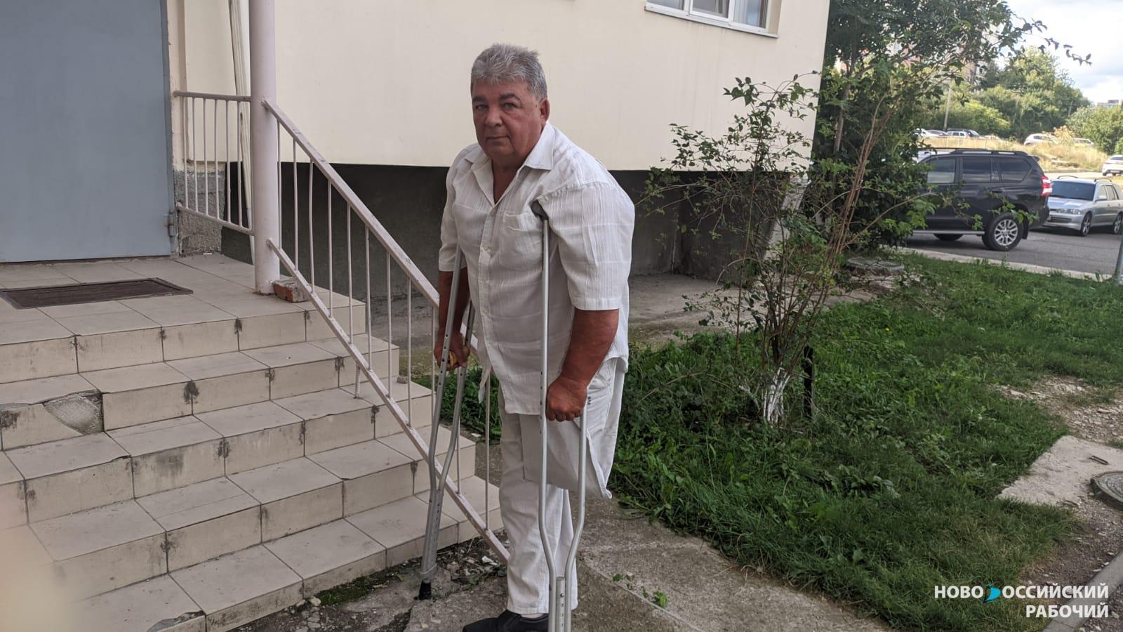 В Новороссийске инвалид-ампутант не может выйти из подъезда, чтобы заработать на жизнь