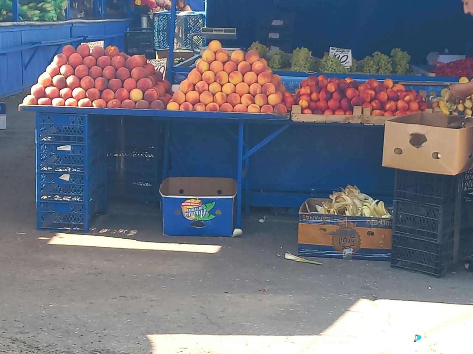 Персики и сливы в Новороссийске покупают только «на еду»