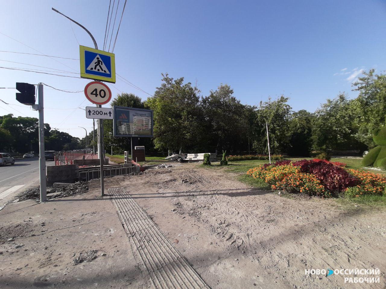 Новороссийцы вынуждены топтать газон, потому что строители не позаботились о пешеходах