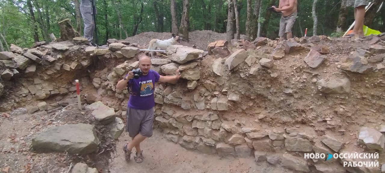 Под Новороссийском раскопали стены древнего замка. Есть подробности